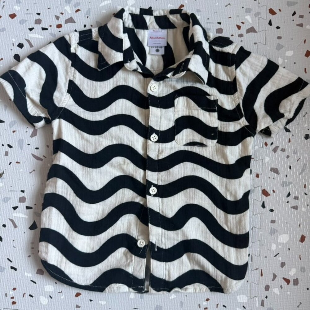 Black and White / Cream Wavy Short Sleeve Button Down Restaurant